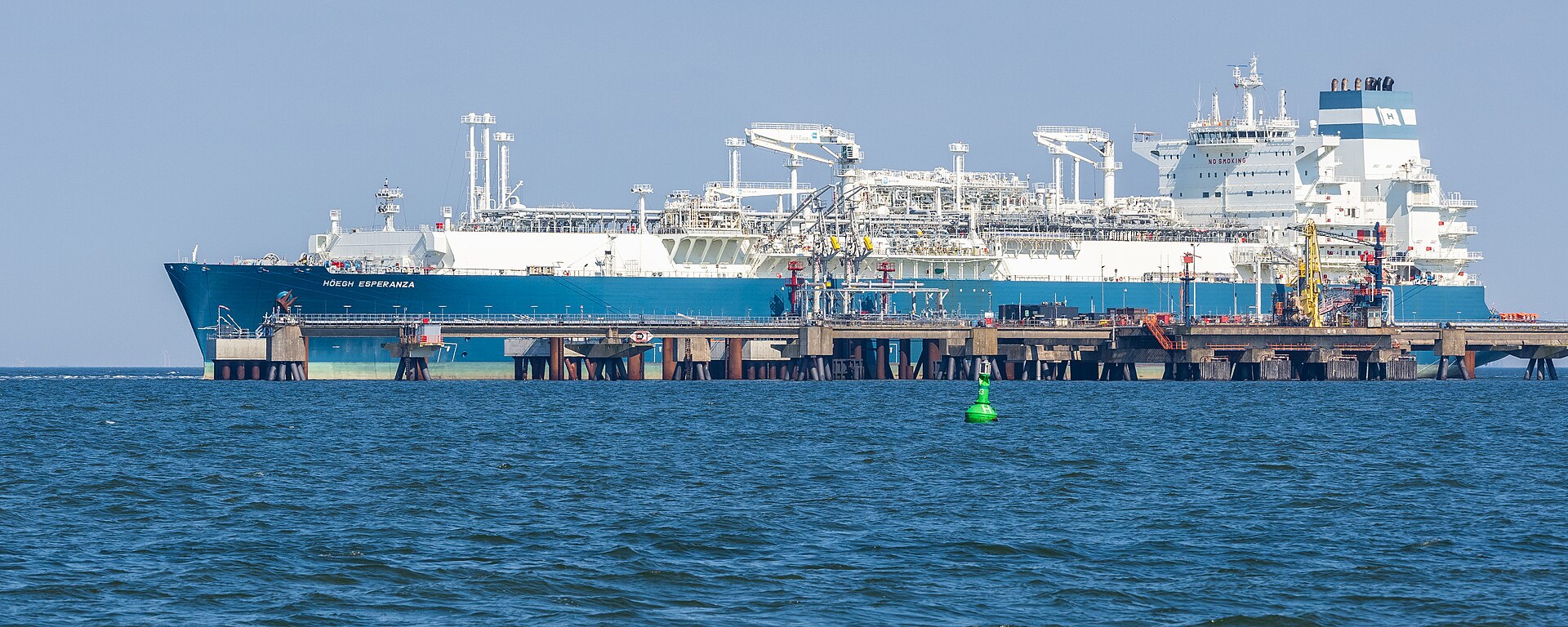 The floating storage and regasification vessel Hoegh Esperanza moored at the LNG import jetty in Wilhelmshaven, Germany