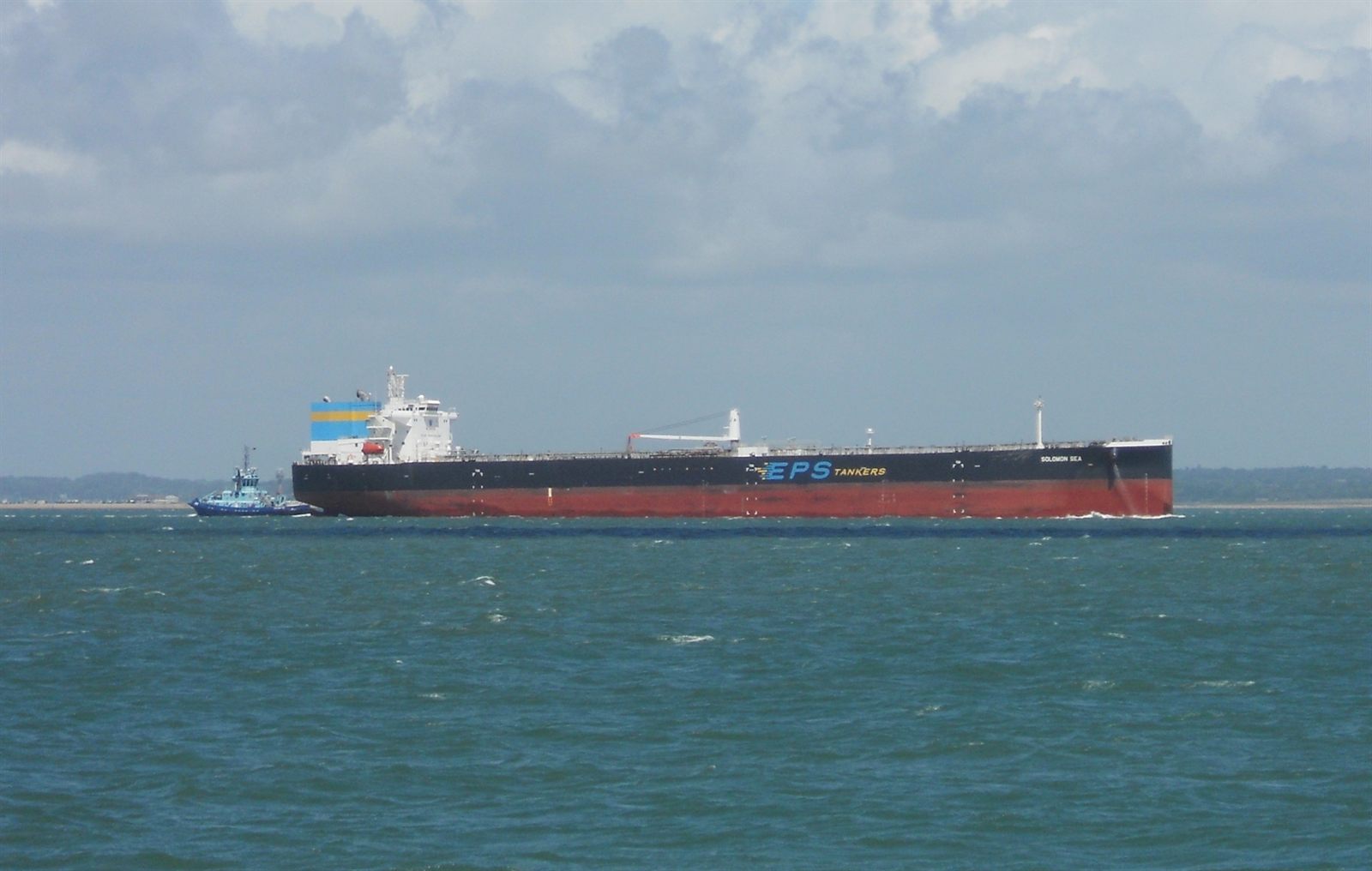 ITookSomePhotos / Wikimedia Commons · CC BY-SA 4.0 A laden crude-oil tanker under way at sea